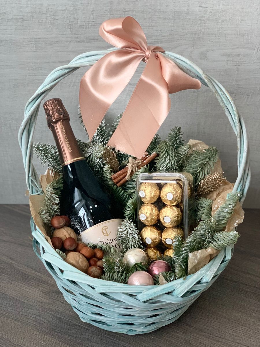 Корзина со сладостями «Шампанское и Конфеты»